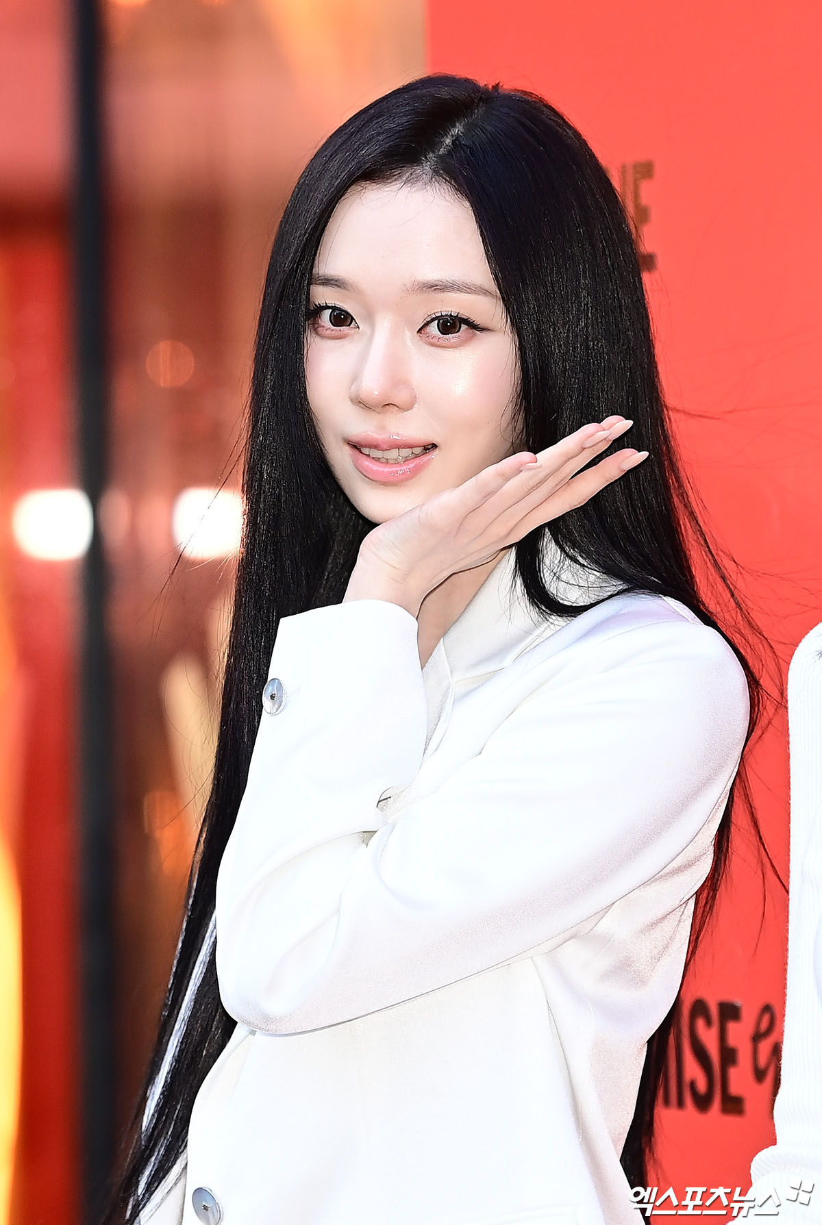 노란 수영복에 섹시한 몸매 어필하는 존예 처자