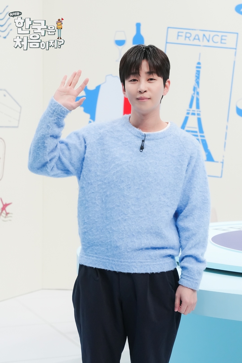 노란 수영복에 섹시한 몸매 어필하는 존예 처자