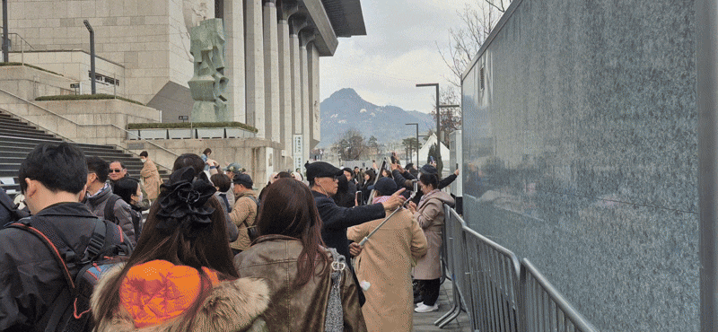 20일 서울 종로구 세종문화회관 계단에서 사람들이 모여 사진을 촬영하고 있다./임희재 기자