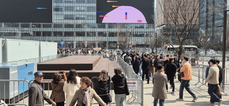 20일 서울 종로구 광화문광장에 설치된 우회로를 통해 사람들이 이동하고 있다./임희재 기자