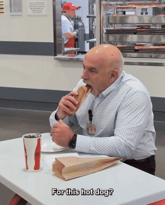 코스트코 CEO가 1.5달러 핫도그 시식 영상을 공개하며 핫도그 가격을 동결하겠다고 재확인해 누리꾼의 뜨거운 호응을 얻고 있다. 인스타그램 갈무리