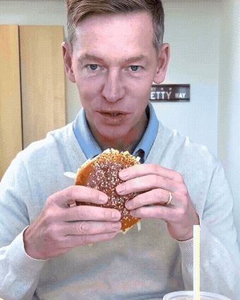 맥도날드의 신제품 ‘빅 아치 버거’를 시식하는 크리스 켐프친스키 CEO의 모습. 인스타그램 갈무리