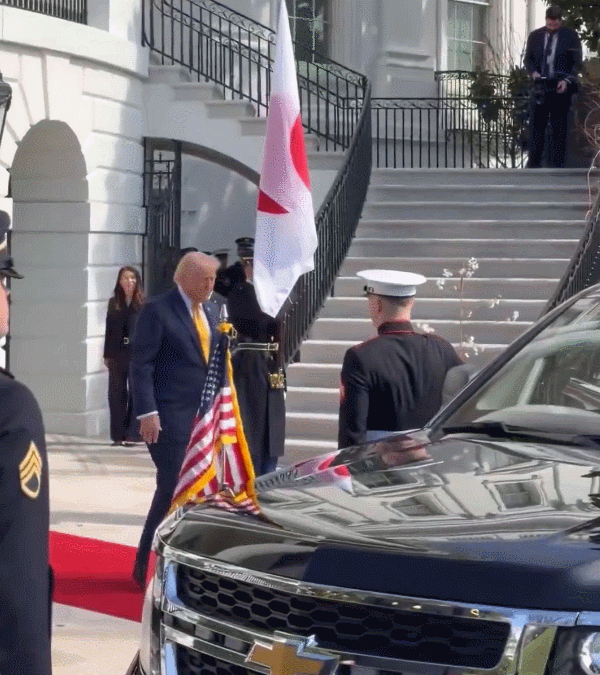 19일(현지 시간) 백악관을 방문한 다카이치 사나에(高市早苗) 일본 총리가 도널드 트럼프 미국 대통령에게 안긴 모습. 백악관 X(구 트위터) 캡처