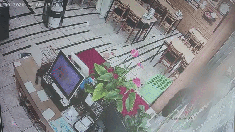 지난 1월,  식당에서 사랑의 모금함 훔치는 중학생(화면제공: 시청자)