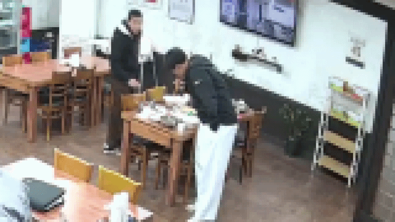 지난 1월, 무전취식 후 도주한 뒤 다시 돌아와 음식을 먹는 10대들(화면제공: 시청자)