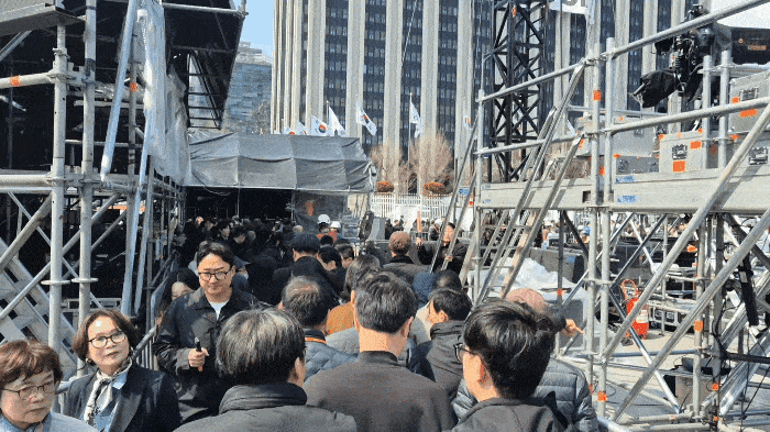 방탄소년단(BTS) 컴백 공연을 하루 앞둔 20일 서울 종로구 광화문광장에 인파가 몰려 통행이 혼잡해지자 행사 관계자가 현장을 통제하고 있다. 김태욱 기자