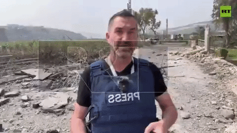 레바논에서 생방송 리포트하던 러시아 기자 바로 뒤를 타격한 이스라엘군 공습 장면. 럽틀리 인스타그램 계정 캡처