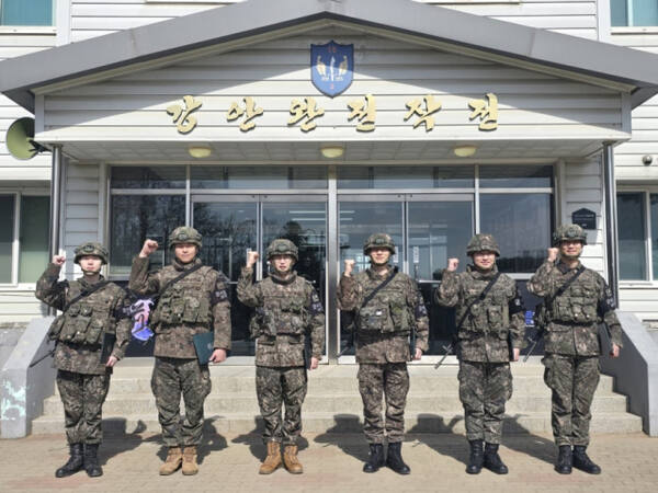 군단장 표창을 받은 1사단 장단대대 장병들의 모습. 왼쪽부터 정경윤 상병, 권호민 중사, 문구송 소령, 조현량 대위, 오권삼 대위, 김우영 중사(진)