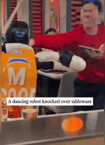 미국의 한 훠거 식당에서 춤을 추던 서빙 로봇이 갑자기 접시 등 집기를 파손하는 영상이 확산되며 논란이 일고 있다. SNS 갈무리