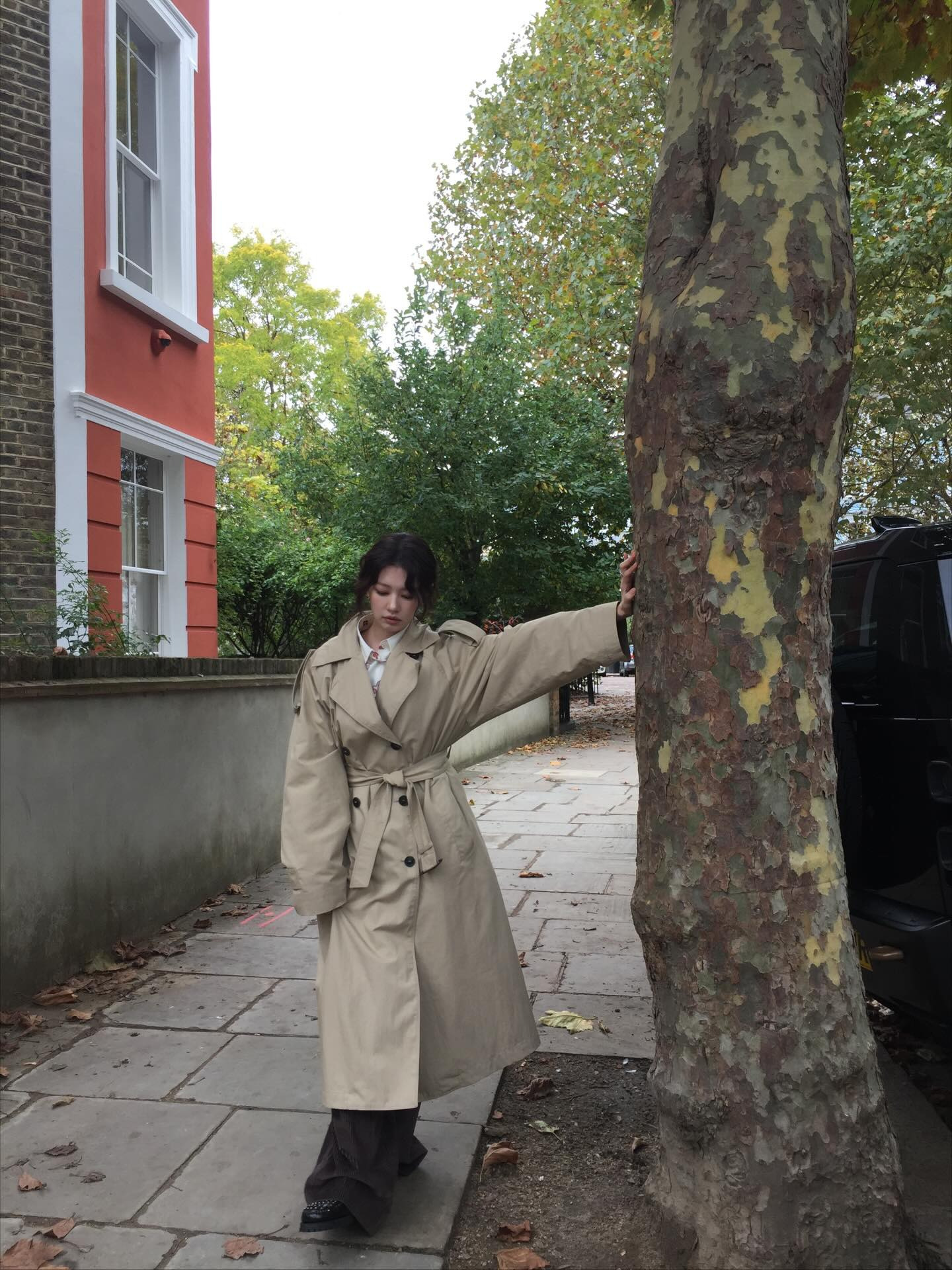 Discover Jeong So-min’s Chic Autumn Style: How to Rock an Oversized Beige Trench Coat