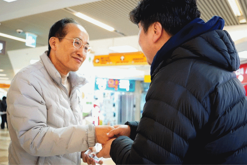 6·3 지방선거에 나선 국민의힘 예비후보들이 당색인 빨간색 대신 흰색 점퍼를 입는 사례가 나타나고 있다. 대구시장에 도전하는 추경호·주호영 의원이 흰 점퍼를 입고 시민을 만나고 있다. 흰색 점퍼를 입은 강재섭·김지은·강경문 국민의힘 제주도의원 예비후보.