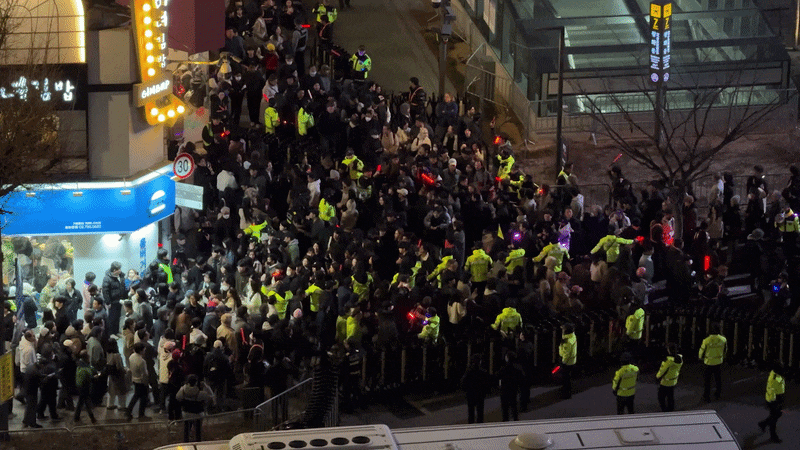 21일 그룹 BTS의 공연을 앞두고 인파가 몰리며 광화문 7번 출구 일대가 혼잡해진 모습. /고운호 기자