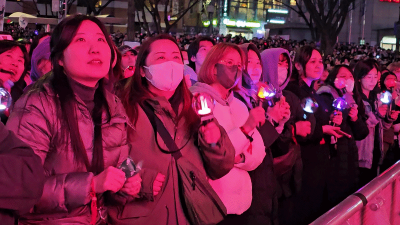 21일 서울 광화문 일대에서 열린 그룹 방탄소년단(BTS)의 컴백 라이브 공연에서 아미들이 응원봉을 흔들고 있는 모습. /남강호 기자