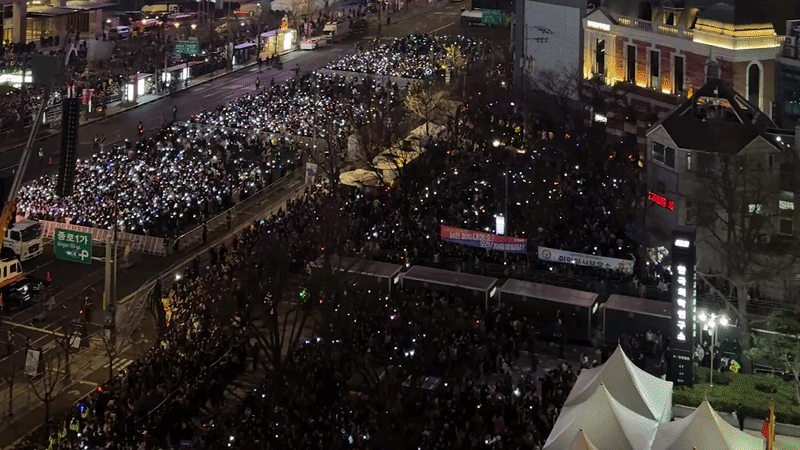 21일 서울 광화문 일대에서 열리는 그룹 방탄소년단(BTS)의 컴백 라이브 공연을 찾은 아미들이 응원봉을 흔들고 있는 모습. /고운호 기자