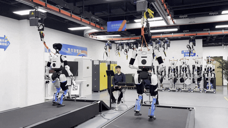 20일 오후 베이징휴머노이드로봇혁신센터 생산 기지에서 '톈궁 프로(Pro)' 내구성 테스트가 진행되고 있다. /베이징=이은영 특파원