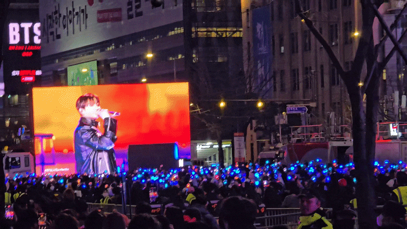 그룹 방탄소년단(BTS)이 21일 서울 광화문광장 일대에서 컴백 공연을 연 가운데 노래에 맞춰 아미(ARMY·BTS 팬덤)들이 응원봉을 흔들고 있다. /권오은 기자
