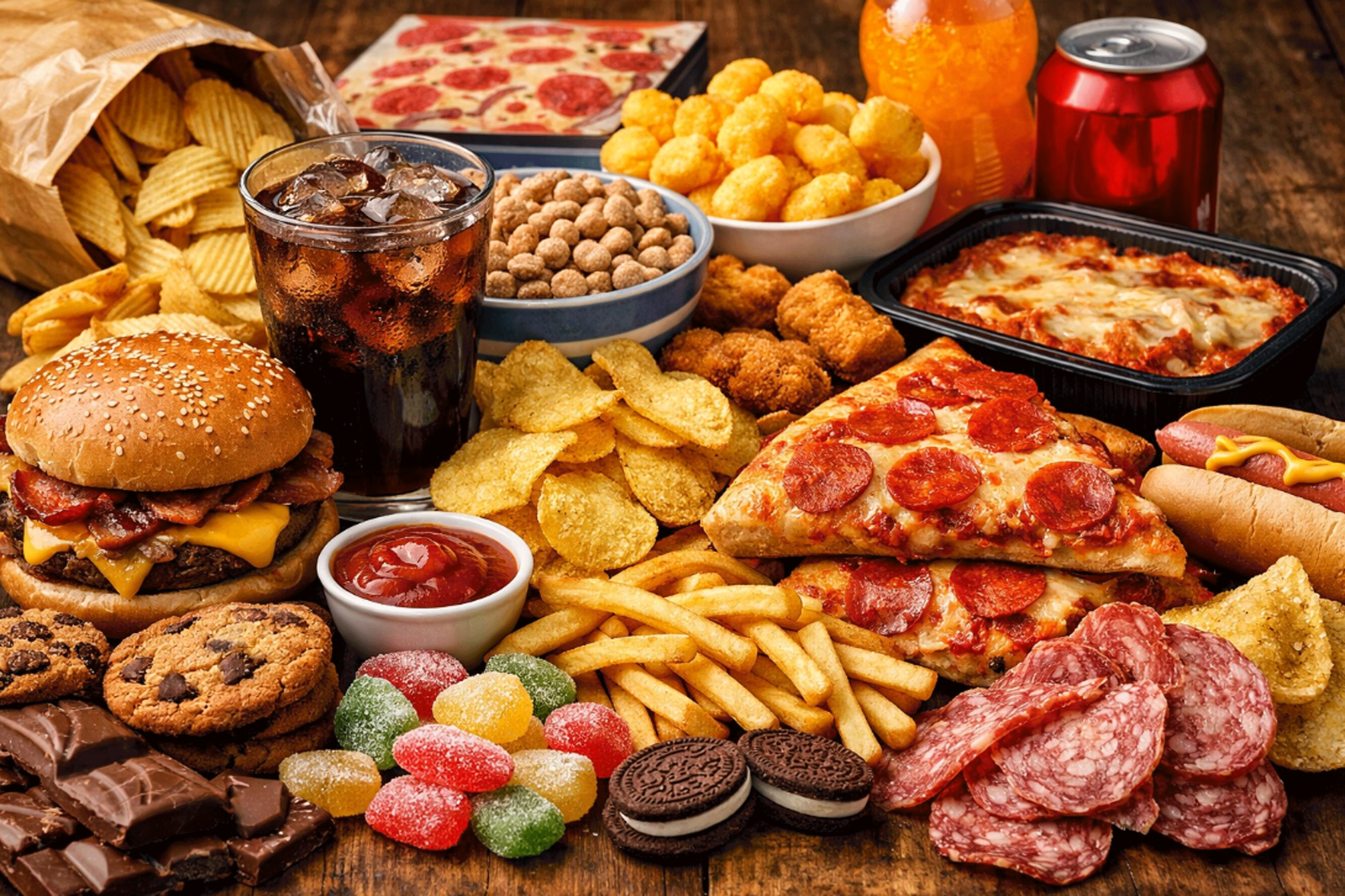햄버거, 피자, 감자칩, 탄산음료 등 대표적인 초가공식품. 이러한 식품을 자주 섭취할수록 심장질환과 뇌졸중 위험이 증가할 수 있다는 연구 결과가 나왔다. 챗GPT 생성 AI 이미지