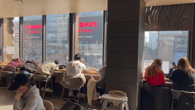 21일 오전 10시경 서울 종로구 세종문화회관 인근 프랜차이즈 카페에서 BTS 무대 전광판을 볼 수 있는 창가 자리가 만석이 됐다. /영상=박상경 기자