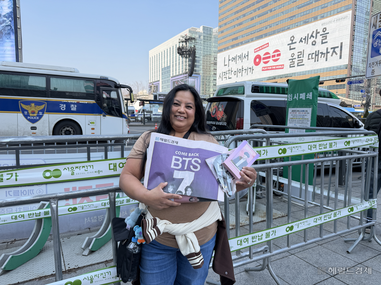 보랏빛 ‘BTS 컴백’ 본지 특별판 팬심 녹였다…“귀국해서 친구들 선물할 거예요” [BTS 컴백 공연 D-Day]
