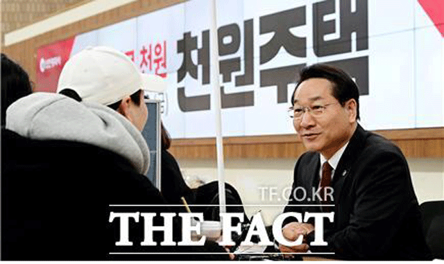 유정복 인천시장이 지난 3월 16일 시청 중앙홀에서 천원주택 예비입주자 접수를 받고 있다. /인천시