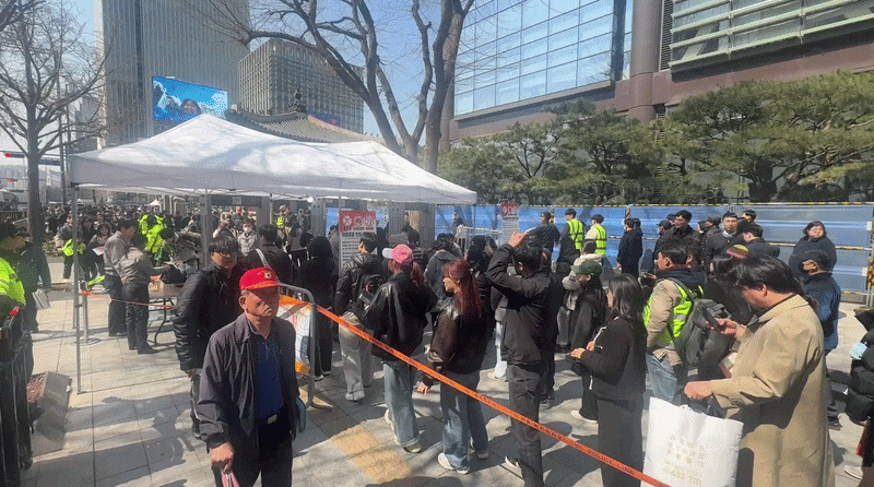 그룹 방탄소년단(BTS)의 컴백 공연이 열리는 21일 서울 광화문광장 인근에서 검문·검색대(게이트)를 통과하기 위한 줄이 길게 늘어서 있다. /이호준 기자