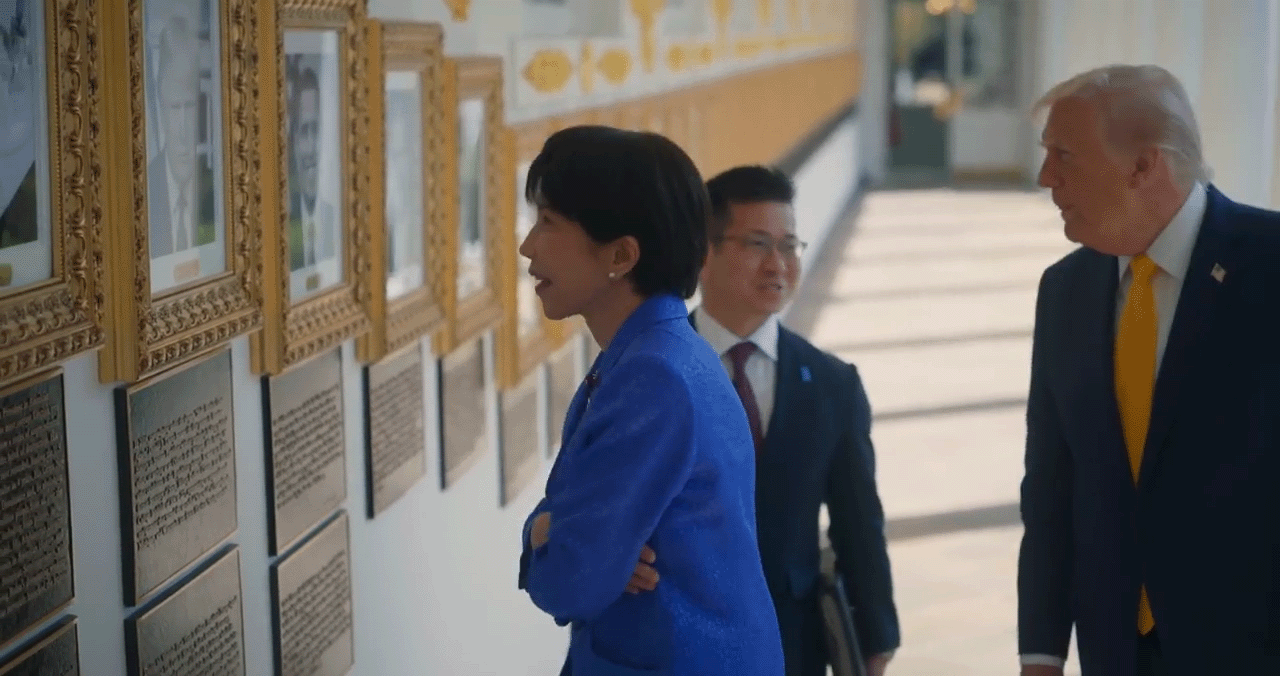 다카이치 사나에 일본 총리가 조 바이든 전 미국 대통령의 초상화 대신 걸린 오토펜 사진을 보고 웃음을 터뜨렸다. 유튜브 채널 ‘The White House’ 영상 갈무리