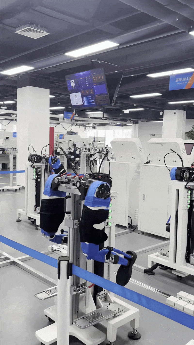 로봇 다리가 장비에 연결된 채 끊임없이 움직이고 있다. 베이징=정다은 특파원