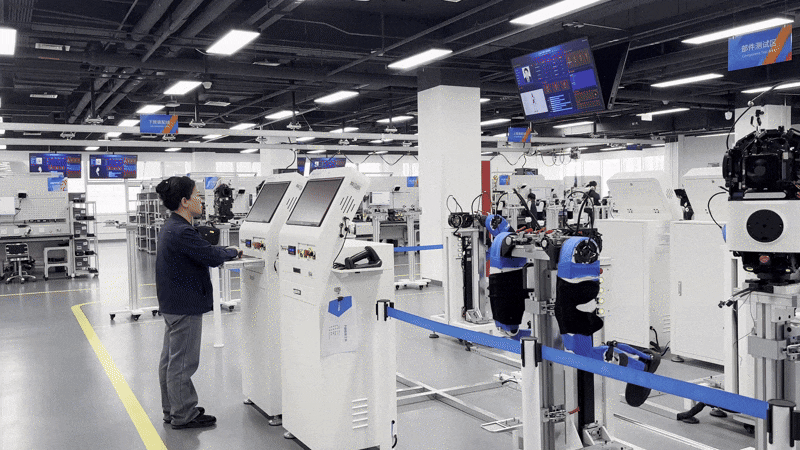 20일 오후 베이징휴머노이드로봇혁신센터 생산 기지에서 '톈궁 프로(Pro)'의 부품 성능 테스트가 이뤄지고 있다. /베이징=이은영 특파원