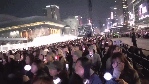 21일 서울 광화문에서 열린 BTS의 컴백 공연에서 환호하는 아미(BTS 팬덤). / 영상 = 정세진 기자