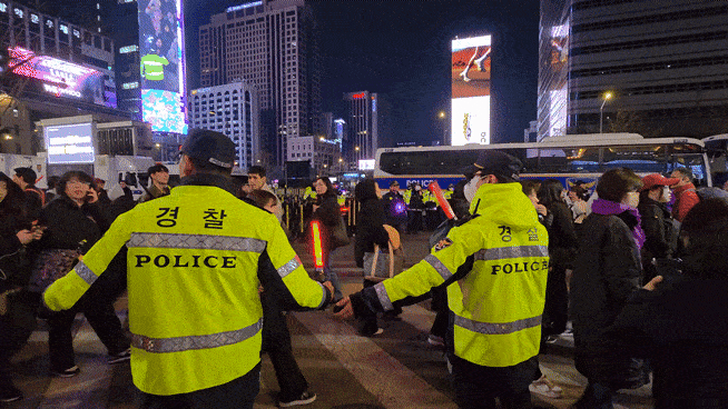 지난 21일 오후 9시께 서울 종로구 광화문 광장에서 BTS 컴백 공연이 끝나자 많은 인파가 광장을 떠나고 있다. 이영기 기자.