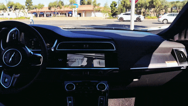 지난 20일(현지시간) 미국 캘리포니아주 샌타클라라에서 탑승한 구글 웨이모는 전방에 보행자가 나타나자 서서히 속도를 낮춰 정차한 뒤 다시 속도를 올려 핸들을 꺾으며 차도에 진입했다. 김현일 기자