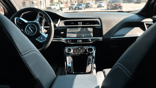 구글 웨이모가 20일(현지시간) 미국 캘리포니아주 샌타클라라 사거리에서 좌회전을 하며 마주오던 트럭의 뒤로 진입하고 있다. 김현일 기자