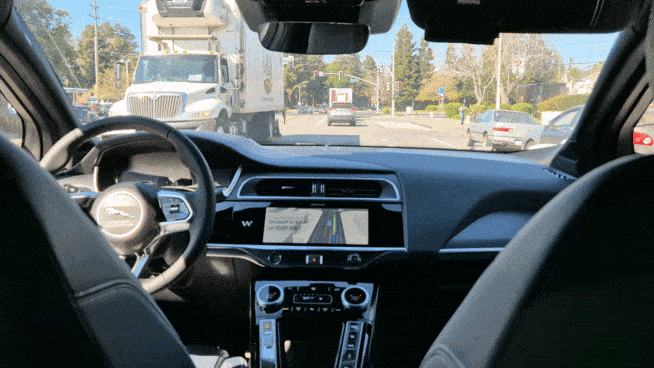 구글 웨이모가 20일(현지시간) 미국 캘리포니아주 샌타클라라 사거리에서 신호 대기 중인 차량들 뒤로 서서히 속도를 줄이며 정차하고 있다. 김현일 기자