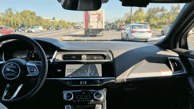 구글 웨이모는 20일(현지시간) 미국 캘리포니아주 샌타클라라 도로에서 주행 중 오른쪽 차량이 차선을 밟으며 급격히 다가오자 경적을 울리고 충돌을 피하기 위해 핸들을 왼쪽으로 살짝 꺾었다. 김현일 기자