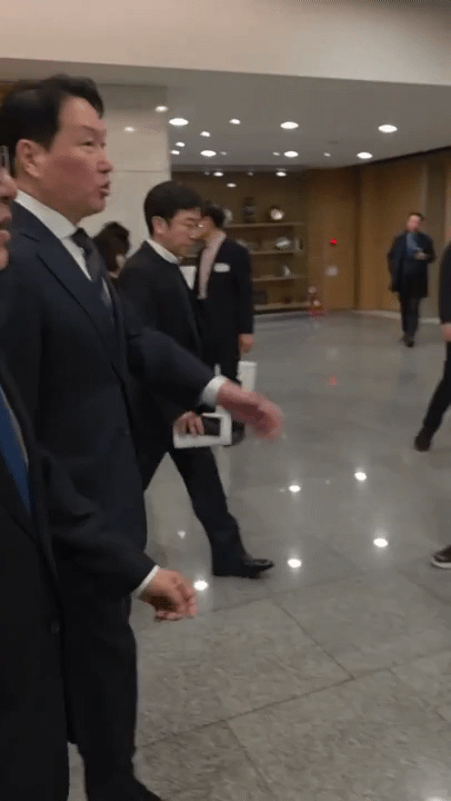 홍세희 기자 = 김민석 국무총리와 최태원 대한상공회의소 회장이 23일 열린 'K-국정설명회' 행사장에 입장하고 있다. 2026.03.23. hong1987@newsis.com *재판매 및 DB 금지