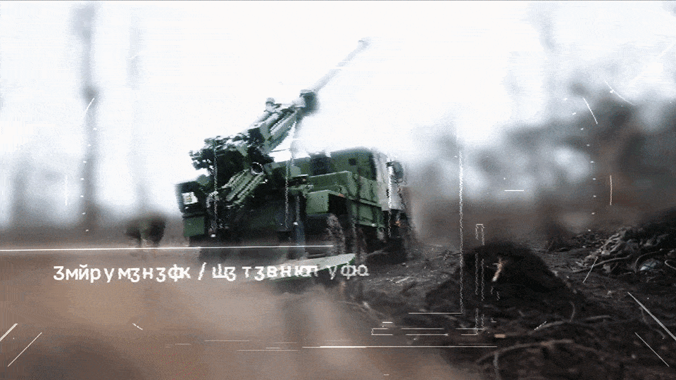 우크라이나 제147포병여단 장병이 외골격 장비를 착용한 채 포탄을 들고 이동하고 있다. 우크라이나 공수강습군 제7신속대응군단 영상 캡처