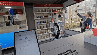 중국 베이징 하이뎬구 중관촌의 로봇편의점에서 휴머노이드 로봇이 주문을 받은 후 상품을 전달하고 있다. (영상=이데일리 이명철 특파원)