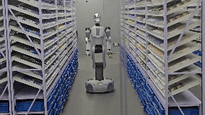 중국 베이징 하이뎬구 중관촌의 로봇편의점에서 휴머노이드 로봇이 주문을 받아 상품을 전달하고 있다. (영상=이데일리 이명철 특파원