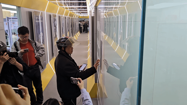 중국 베이징 하이뎬구 중관촌의 로봇약국에서 배달원이 자동 포장된 상품을 수거하고 있다. (영상=이데일리 이명철 특파원)