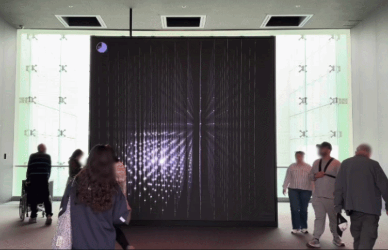 국립중앙박물관 내 감각전시실 '공간_사이' 성덕대왕신종 시각화. /영상=이수 기자