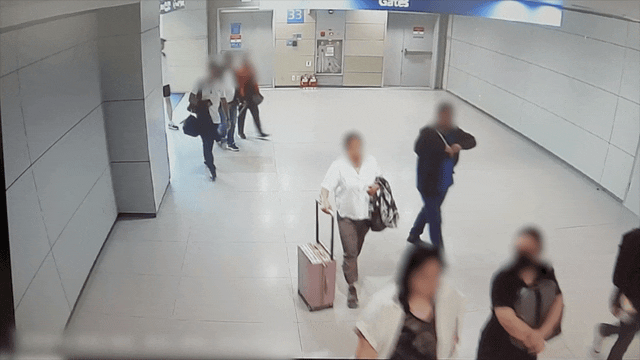 박왕열의 조력자(빨간 원)가 입국장을 통해 필로폰 1.5㎏을 밀반입하는 모습. 경기북부경찰청 제공