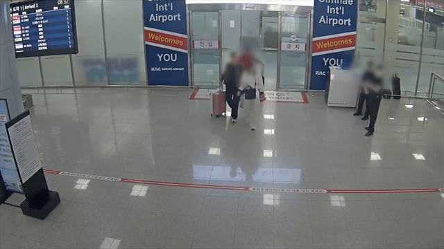 캐리어 2개에 마약 3.1㎏을 나눠 담은 박왕열의 조력자(빨간 원)가 공항 게이트를 통과하는 모습. 경기북부경찰청 제공