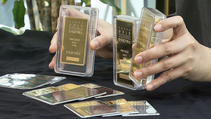 금괴와 하락하는 그래프 이미지