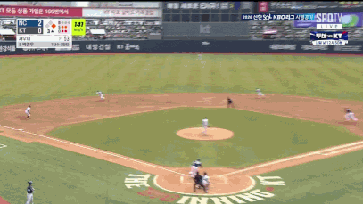 KT 이강민이 지난 22일 수원 NC전 3회초 1사에서 박건우의 땅볼 타구를 잡아 2루 포스 아웃을 시켰다. /사진=TVING 제공