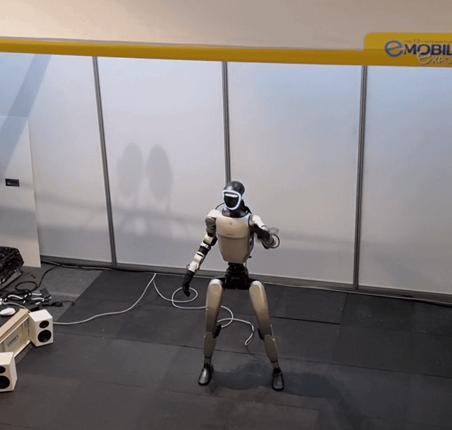 26일&nbsp;제13회 국제 e-모빌리티엑스포(IEVE 2026) 내&nbsp;피지컬 AI 기업 엑스와이지(XYZ) 부스에서 휴머노이드 로봇이 춤추고 있다. [사진=김수지 기자]&nbsp;