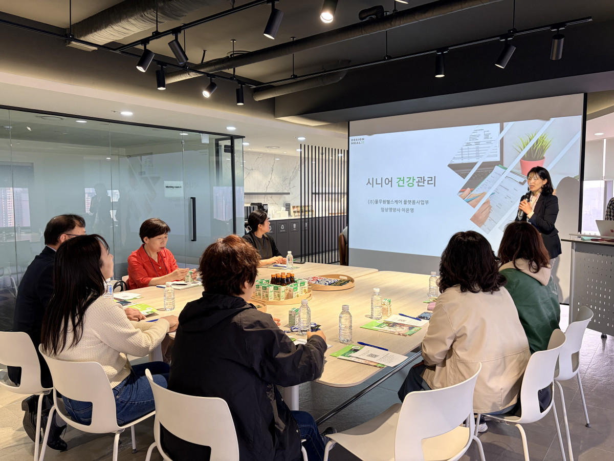 26일 '비바 브라보 클럽' 1회차에서 이은영 풀무원헬스케어 플랫폼사업부 임상영양사가 제품 설명을 하고 있다. (박지수 기자 jsp@)