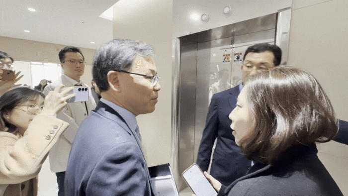 [서울=뉴시스] 류경표 한진칼 부회장이 26일 오전 서울 중구 한진빌딩에서 열린 한진칼 정기 주주총회 후 취재진 질문에 답변하고 있다. 2026.3.26. photo@newsis.com *재판매 및 DB 금지