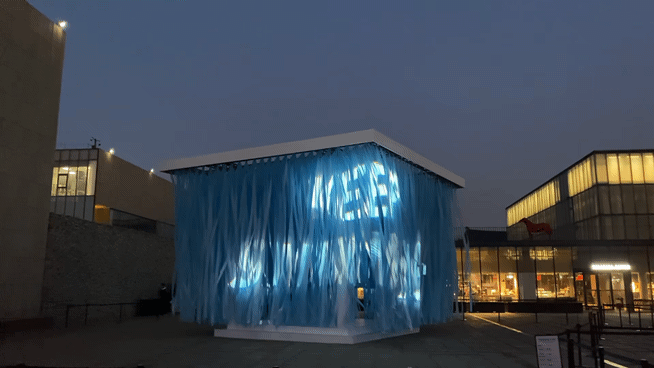 [사진=박현주 미술전문기자]국립현대미술관 마당에 설치된 BTS 스윔 ‘청음 파빌리온’.2026.03.26. hyun@newsis.com *재판매 및 DB 금지