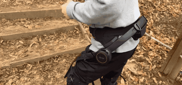 웨어러블 로봇 하이퍼쉘X 울트라를 착용하고 산을 오르는 모습. /서일원 기자