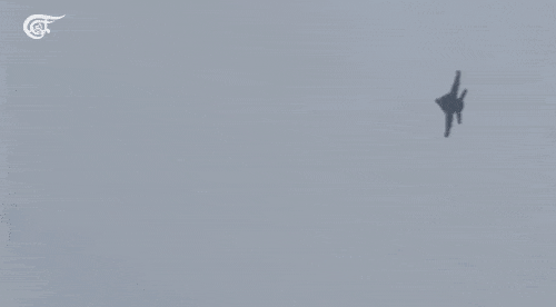 해군 F/A-18E/F 슈퍼호넷 전투기가 이란의 휴대용 대공 미사일 (MANPADS) 공격을 받는 모습. 더워존 영상 캡처